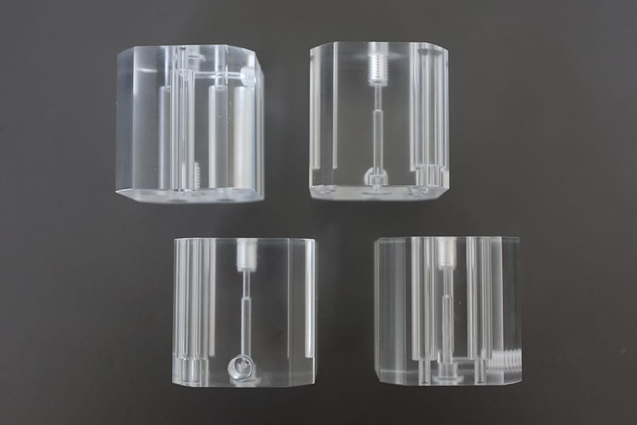 Come sbavare parti in plastica e gomma: finitura di massa, materiali abrasivi e limiti del processo