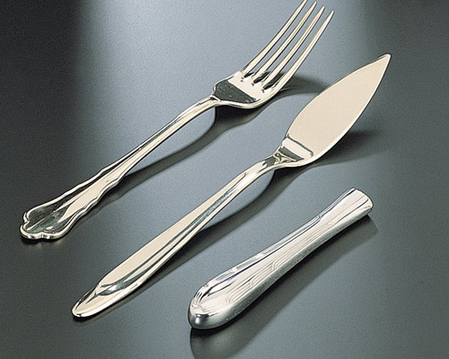 La relazione unica tra cucchiai, forchette, forbici e pietre preziose nel processo di lucidatura